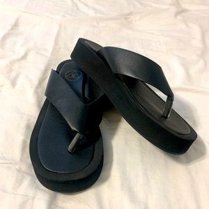 chunky flip flops